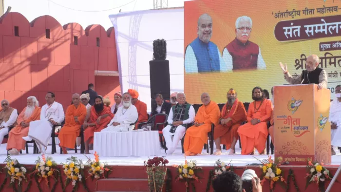 कुरुक्षेत्र में अंतरराष्ट्रीय गीता जयंती महोत्सव में संत सम्मेलन को सम्बोधित करते मुख्यतिथि एवं गृहमंत्री अमित शाह।