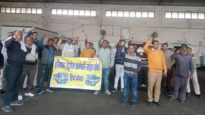 शनिवार को बस स्टैंड परिसर में बैठक के दौरान मौजूद रोडवेज कर्मचारी