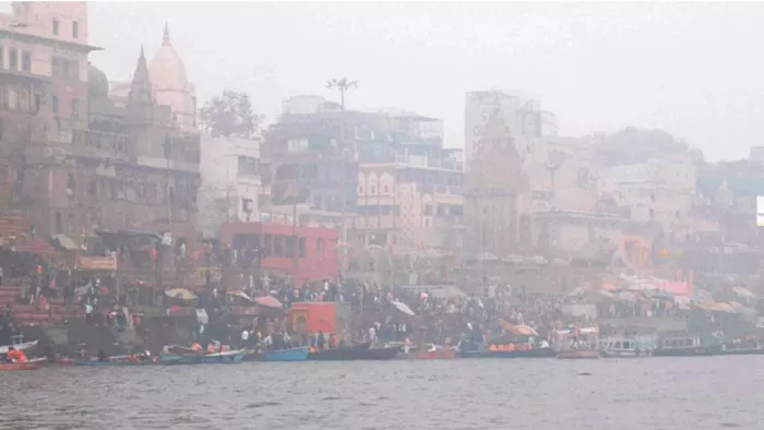 Varanasi Weather Today: बादलों की चादर ओढ़े निकली धूप