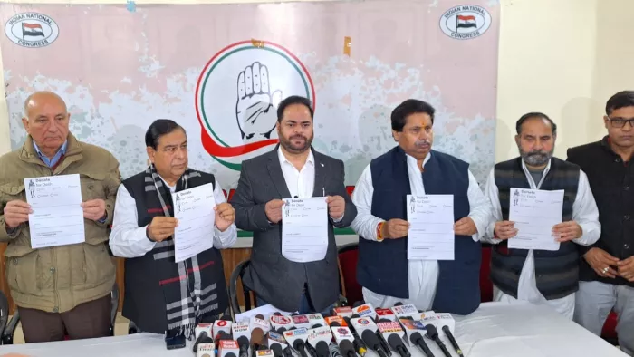 जम्मू कश्मीर कांग्रेस कमेटी के प्रधान विकार रसूल व अन्य नेता देश के लिए दान करो अभियान लॉन्च करते हुए