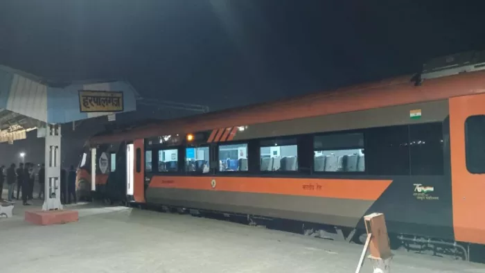 इंजन में आई तकनीकी खराबी से तीन घंटे खड़ी रही वंदेभारत एक्सप्रेस
