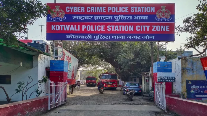 मर्चेंट नेवी अधिकारी से शेयर ट्रेडिंग के नाम पर 58.71 लाख रुपये ठगे।