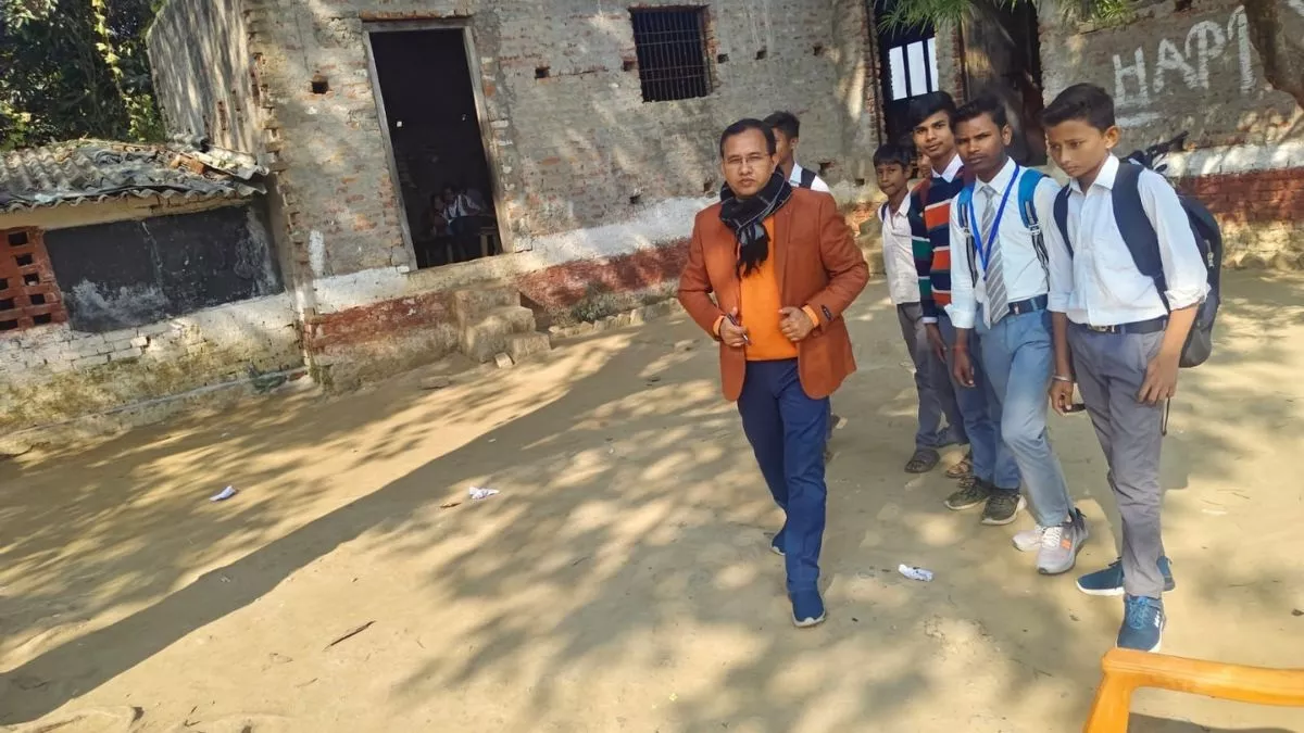 सिद्धार्थनगर में बिना मान्यता वाले स्कूलों पर कार्रवाई, दो स्कूलों को कराया गया बंद