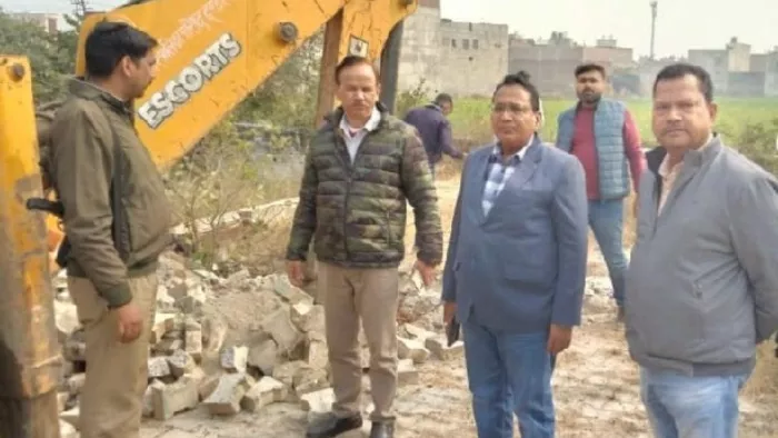 फिरोजाबाद विकास प्राधिकरण ने अवैध कॉलोनियों को तोड़ा। (तस्वीर जागरण)