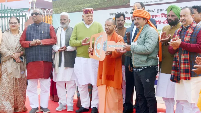 किसानों को ट्रैक्टर की चाबी देते सीएम योगी। (Image Credit- X)