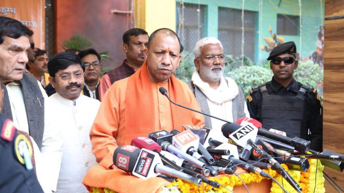 cm yogi says maha kumbh 2025 is an opportunity for prayagraj to present a wonderful example of hospitality service