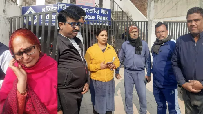 इंडियन ओवरसीज बैंक में लूट की जानकारी पाते ही पहुंचे ग्राहक।