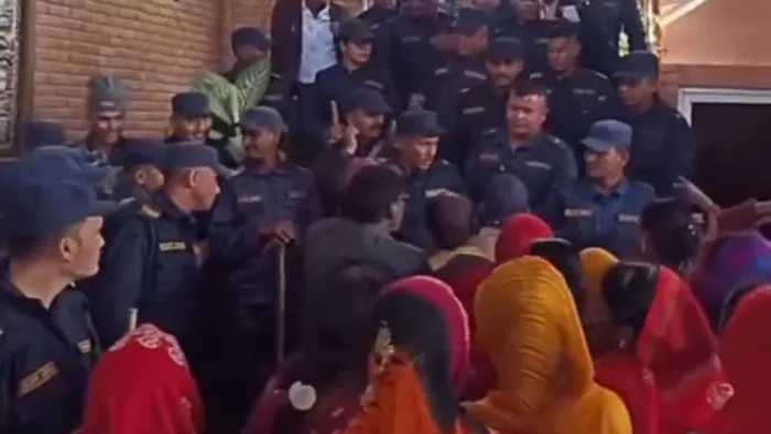 नेपाली श्रद्धालुओं के साथ खड़ी पुलिस फोर्स।