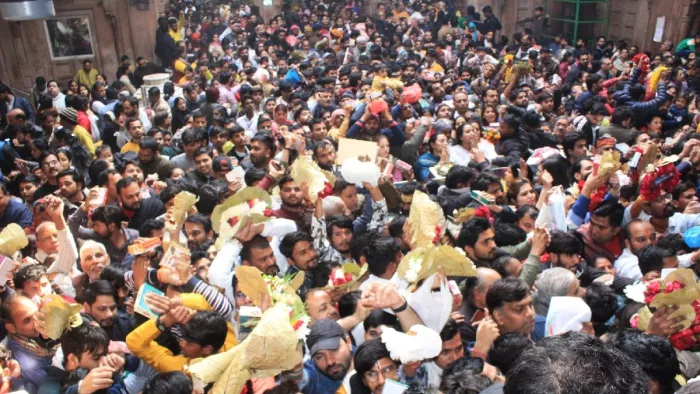 Mathura News: बांकेबिहारी मंदिर में दर्शन के लिए उमड़ी भारी भीड़।