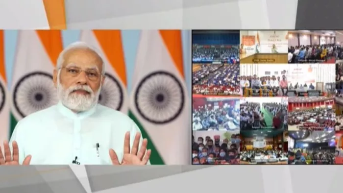 PM Modi rozgar mela नियुक्ति पत्र बांटते पीएम।