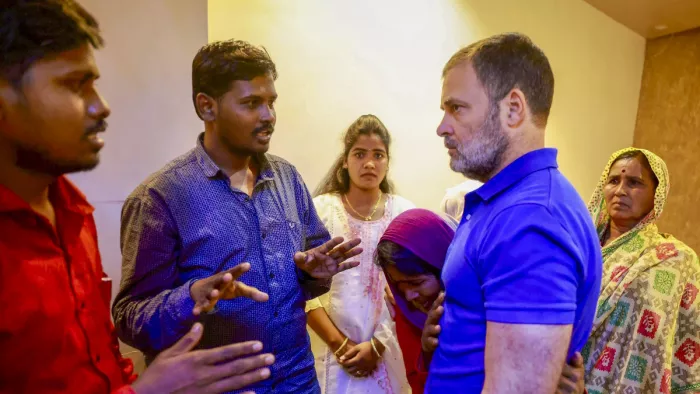 सोमनाथ सूर्यवंशी के परिवार से मिलते राहुल गांधी। ( फोटो- @INCIndia)