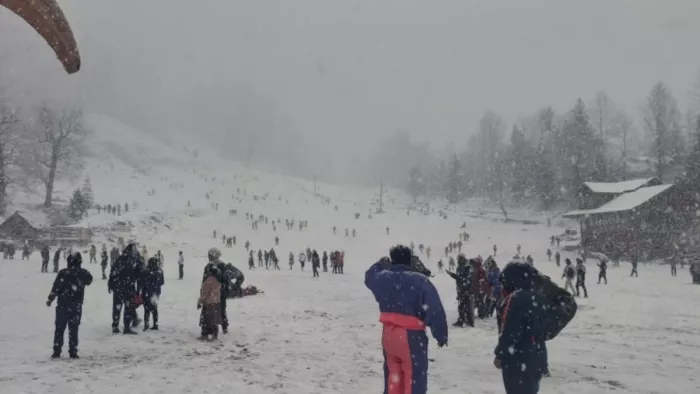मनाली के पर्यटन स्थल सोलंग नाला में पर्यटक।