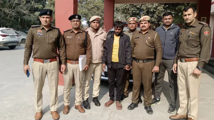 पुलिस की गिरफ्त में सास की हत्या का आरोपित नूनूलाल। फोटो- जागरण