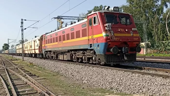 लोगों को ट्रेन के कंफर्म टिकट के लिए करना पड़ रहा इंतजार।