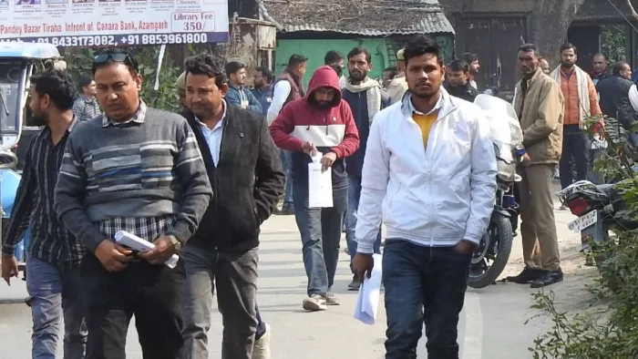 परीक्षा देकर बाहर निकलते परीक्षार्थी (फोटो- जागरण)