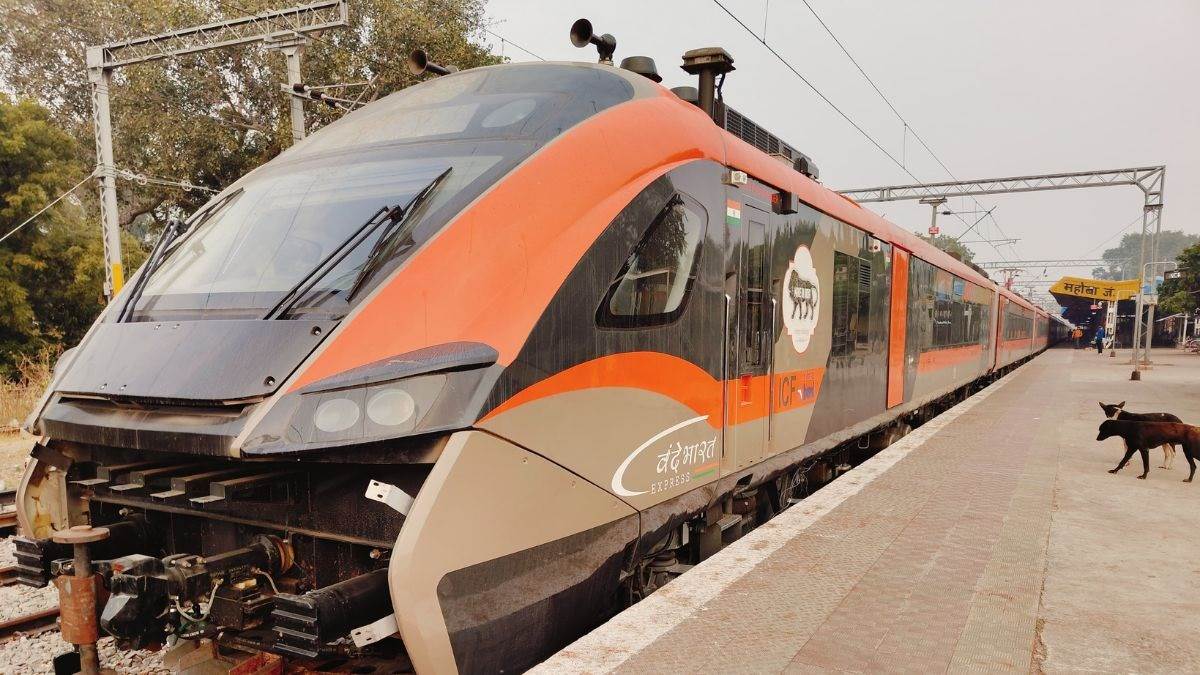 https://www.jagranimages.com/images/newimg/23122024/23_12_2024-vande_bharat_express_mahoba_23854476.jpg