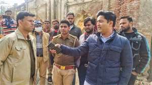 धर्मस्थल बनवा रहे थाना प्रभारी को विधायक ने लगाई फटकार