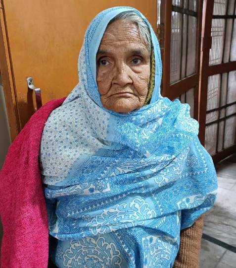 मुकदमा दर्ज कराने के लिए भटक रही बुजुर्ग महिला