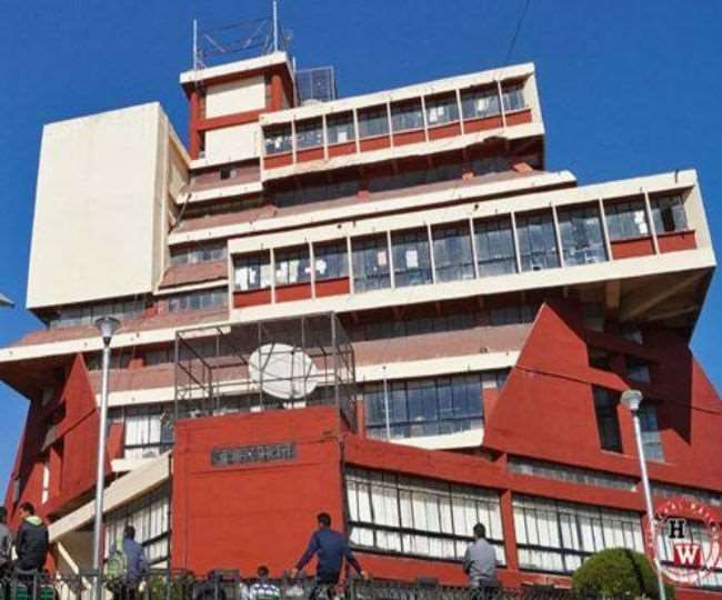 हिमाचल प्रदेश विश्वविद्यालय शिमला की सुस्ती का खामियाजा प्रदेश के तीन लाख विद्यार्थियों को भुगतना पड़ रहा है।