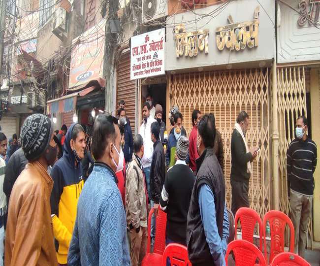 Bihar Biggest Robbery: पटना में डकैती के बाद दुकान के बाहर लगी भीड़। जागरण आर्काइव।