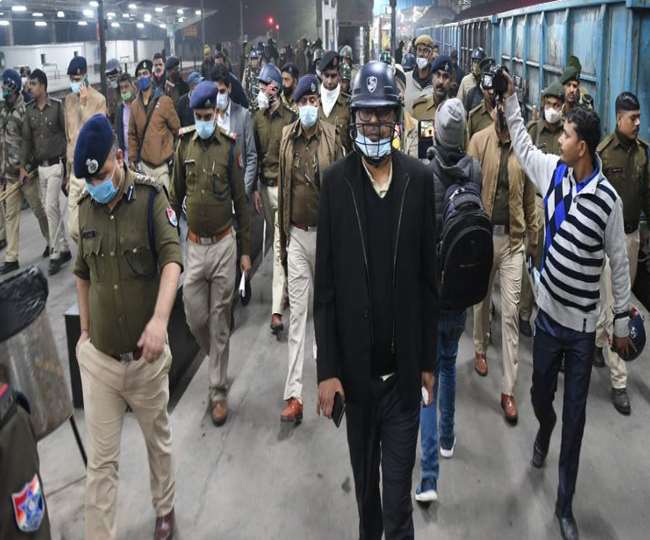 पटना में छात्रों के बवाल पर पुलिस के साथ रेलवे स्टेशन पहुंचे डीएम डा. चंद्रशेखर सिंह।