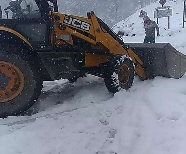 हिमपात के कारण रिखाड़ी-बाछम मोटर मार्ग किमी 29, 30, 31 तथा 32 में मलबा आने से बंद हो गया है।