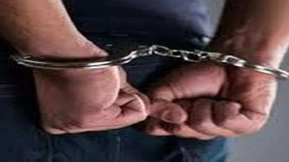 पुलिस ने बंगाल के तीन पशु तस्करों को 124 मवेशियों के साथ गिरफ्तार किया गया है।