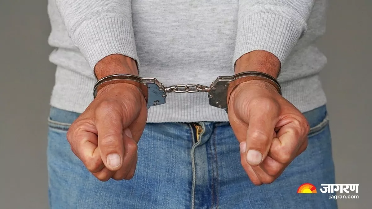 नशे की हालत में शिवपुर थाना में बवाल करने वाले को पुलिस ने गिरफ्तार कर लिया।