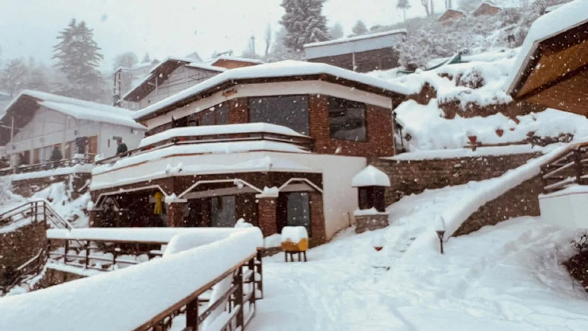 Snowfall in Uttarakhand: अगले तीन दिन यानी 24 से 26 जनवरी तक पश्चिमी विक्षोभ सक्रिय रहने की संभावना है।