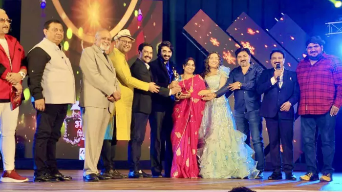 17th Bhojpuri Film Award dinesh lal yadav nirahua pradeep pandey chintu And Amrapali Dubey Win Best Actor Award