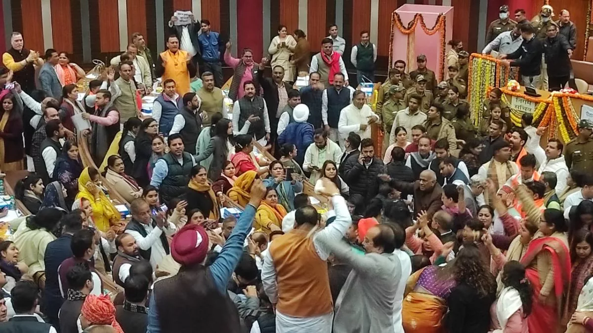 Delhi Mayor Election Live News: दिल्ली में MCD मेयर का चुनाव फिर टला, AAP-BJP पार्षदों के बीच झड़प के बाद बैठक स्थगित
