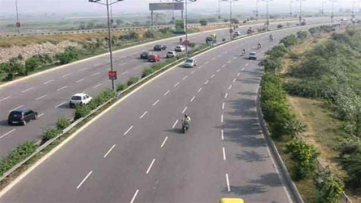 Expressway पर  रुककर बना रहे हैं वीडियो और रील, पुलिस काट सकती तगड़ा चालान,  जानें से पहले देख लें नियम - Fine For Video Shooting On Delhi Meerut  Expressway, Know related rules