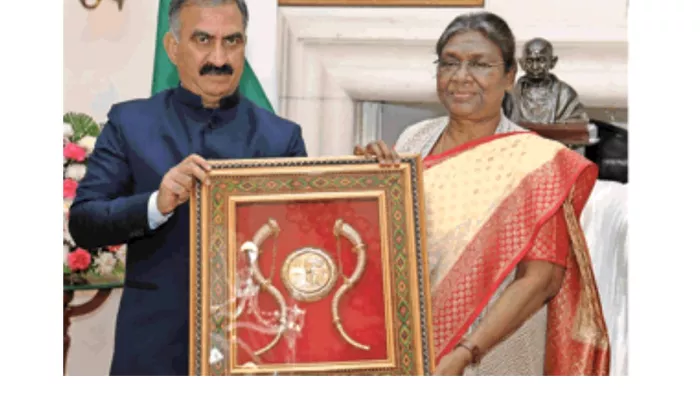 नई दिल्ली स्थित राष्ट्रपति भवन में राष्ट्रपति द्रौपदी मुर्मु को परंपरागत वाद्य यंत्रों का स्मृतिचिह्न भेंट करते मुख्यमंत्री सुक्खू l