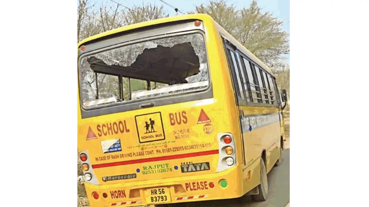 रिहर्सल कर लौट रहे छात्रों की बस पर पथराव, तीन छात्रों को आई चोट