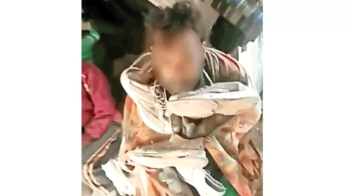 युवक के गले में डाली जूतों की माला, वीडियो भी किया वायरल