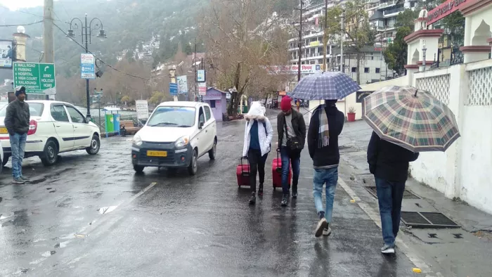 Nainital Weather: नैनीताल में अचानक मौसम ने करवट ली तो बूंदाबांदी और वर्षा शुरू हो गई है।