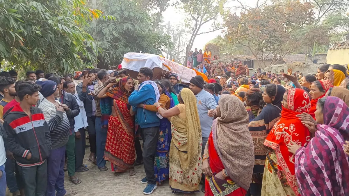 Nepal Plane Crash: अंत‍िम संस्‍कार को शवों को ले जाते हुए रोते ब‍िलखते स्‍वजन