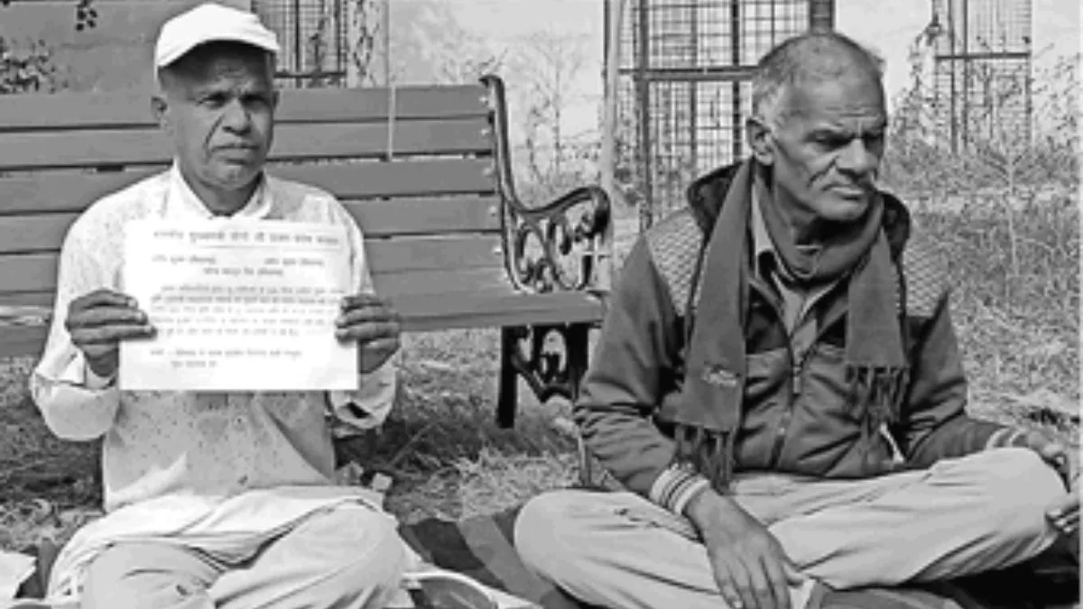 Mainpuri News: कलक्ट्रेट के तिकोनिया पार्क में भूख हड़ताल पर बैठे दिव्यांग। जागरण