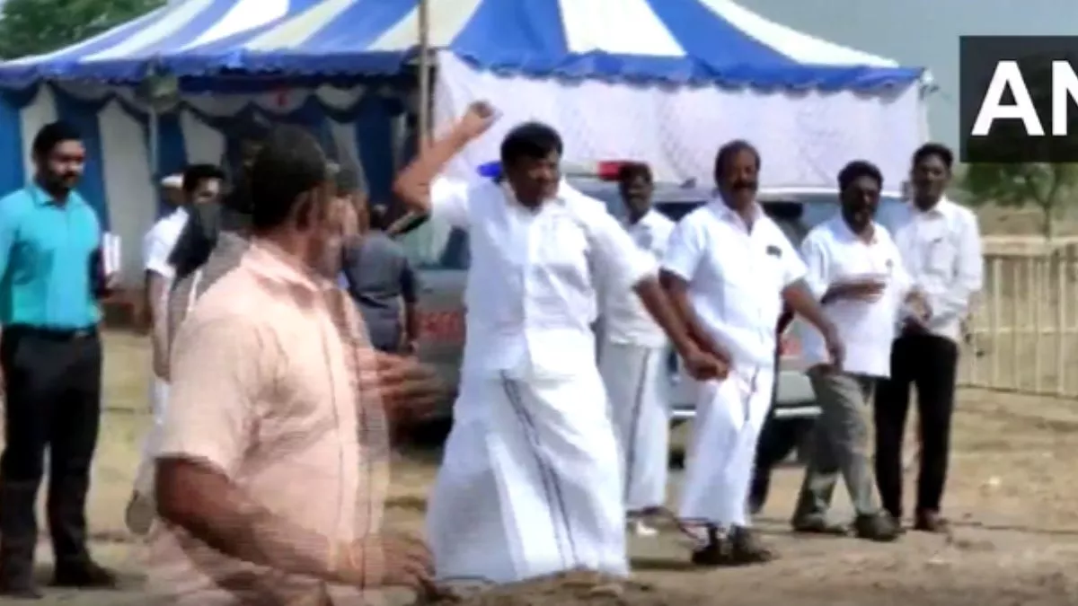 तमिलनाडु में मंत्री को कुर्सी मिलने में देरी होने पर हंगामा।