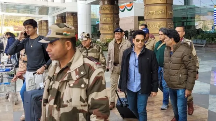 जॉलीग्रांट एअरपोर्ट से बाहर आते हुए सचिन तेंदुलकर।फोटो जागरण डोईवाला।