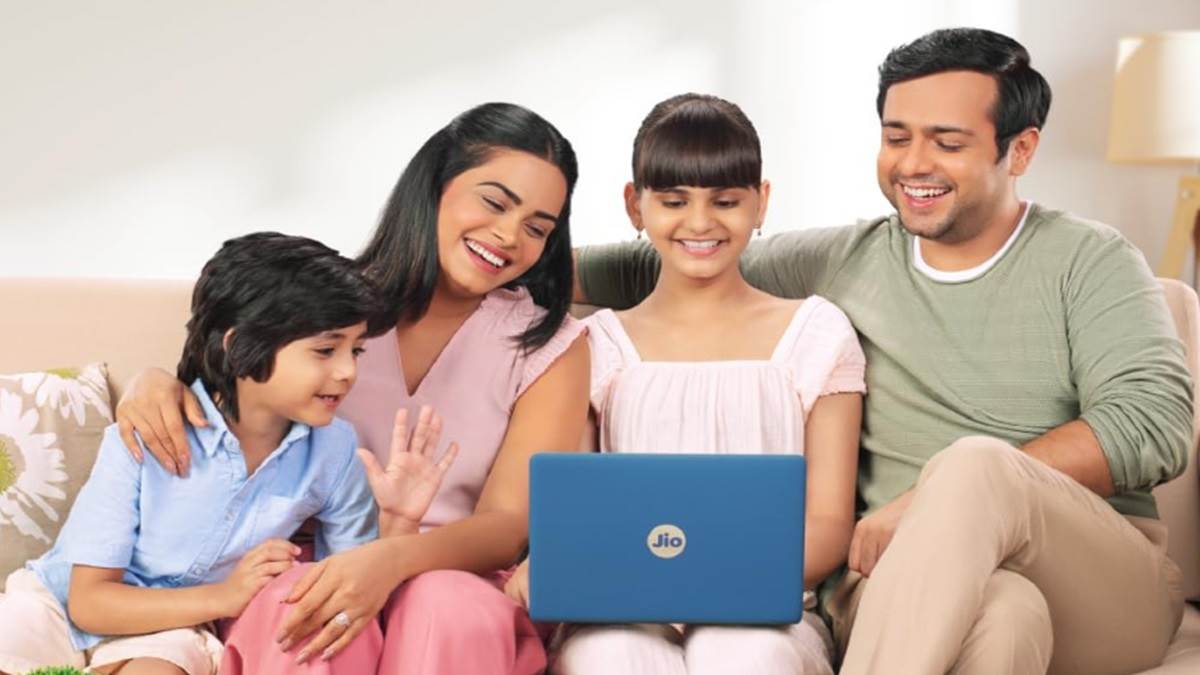 https://www.jagranimages.com/images/newimg/24012024/24_01_2024-amazon_sale_2024_on_mini_laptops_23636957.jpg