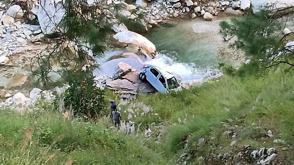 Himachal Accident: हिमाचल के नाहन में कार खाई में गिरने से पूर्व जवान की हुई मौत
