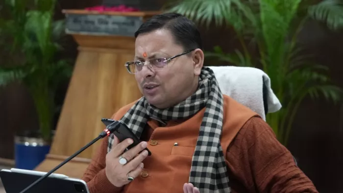 फोन पर शिकायतकर्ता से शिकायत का समाधान करने के लिए बातचीत करते हुए सीएम धामी