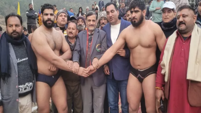 Jammu: कटड़ा की आखली-भूटान पंचायत में आयोजित दंगल में पहलवानों के साथ आयोजक।