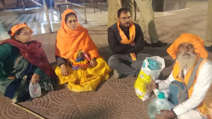 Mathura News: लड्डू गोपाल को जन्मस्थान ले जाने से रोका, धरने पर बैठे
