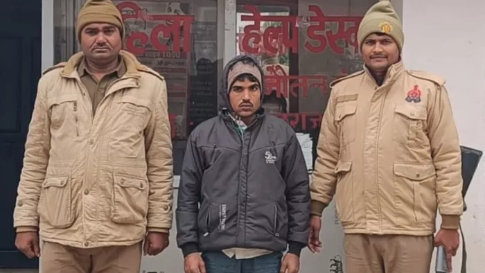 नौतनवा थाना में गिरफ्तार आरोपित के साथ पुलिस टीम। जागरण