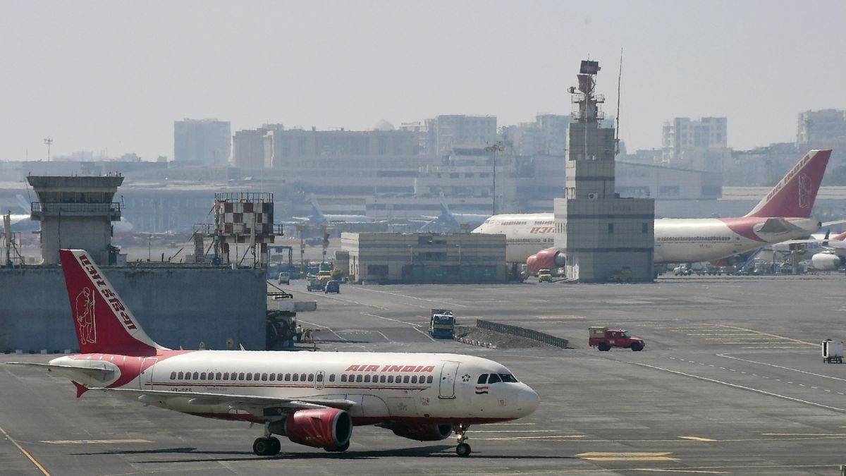 https://www.jagranimages.com/images/newimg/24012024/24_01_2024-mumbai_airport_23637268.jpg