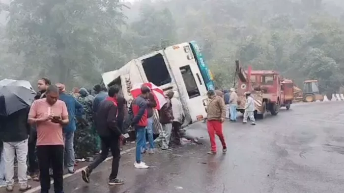 Odisha Accident: मयूरभंज में भीषण सड़क हादसा, अनियंत्रित ट्रक 20 फीट गहरी खाई में पलटा;