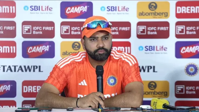 इंग्लैंड के खिलाफ मैच से पहले भारतीय कप्तान रोहित शर्मा ने प्रेस कॉन्फ्रेंस की। फोटो- एक्स