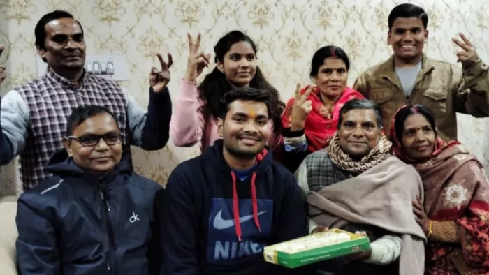 पिता जगदीश श्रीवास्तव व माता चित्रा श्रीवास्तव के साथ खुशियां मनाते सात्विक श्रीवास्तव व अन्य स्वजन। जागरण